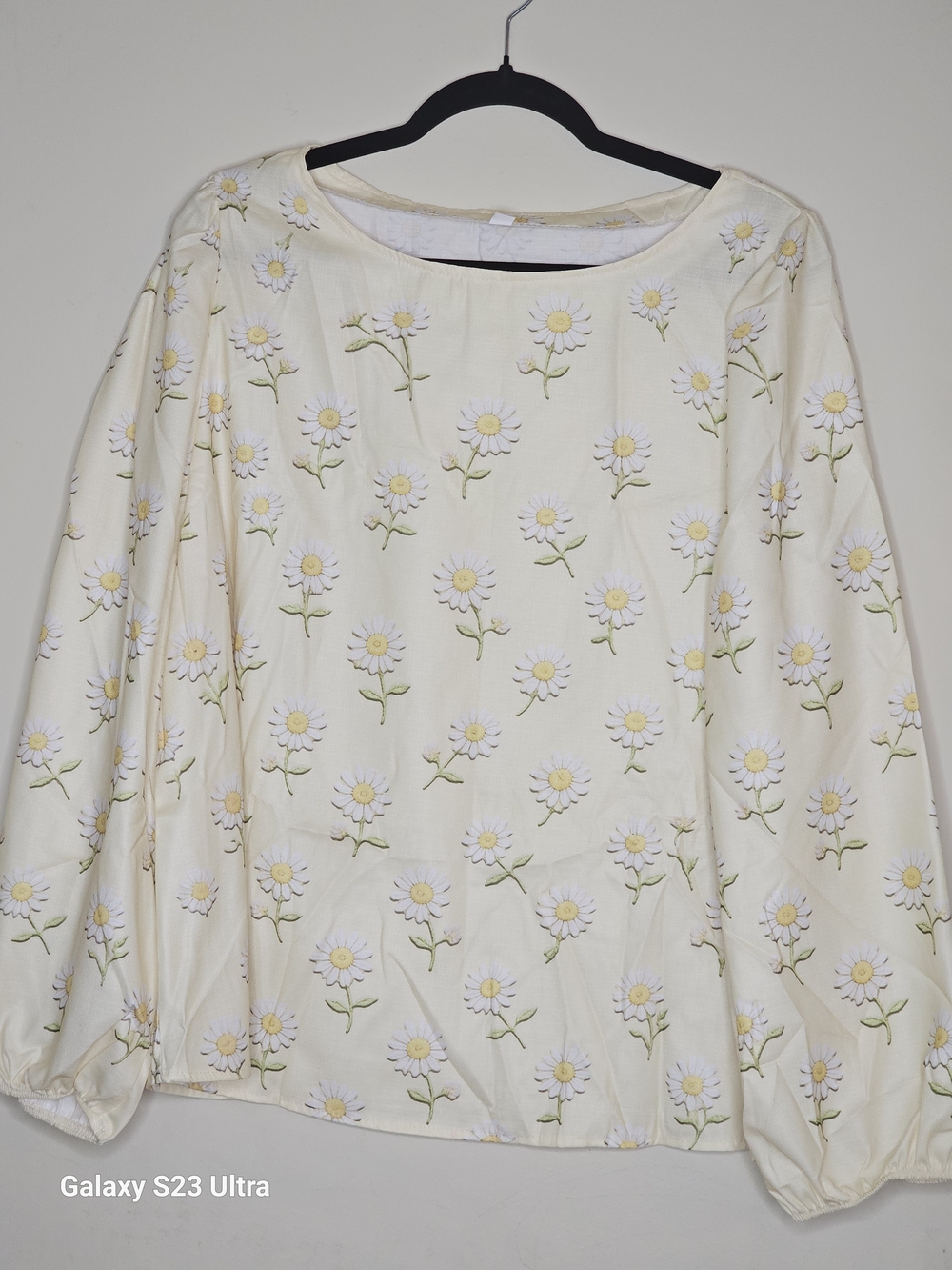 Cream Floral Daisy Long-Sleeve Women's Top